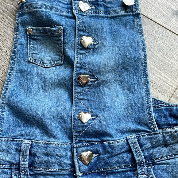 H&M distressed  short overalls with heart buttons - Picture 4 of 4